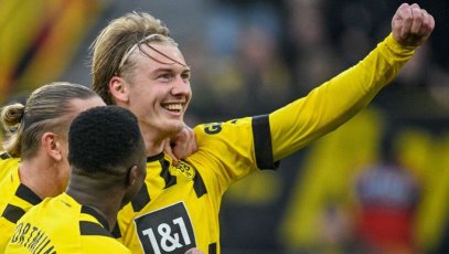 (FILES) In this file photo taken on February 4, 2023 Dortmund's German midfielder Julian Brandt (R) celebrates scoring the 4-1 goal with his teammtes during the German first division Bundesliga football match between Borussia Dortmund v SC Freiburg in Dortmund, western Germany. - Dortmund's German midfielder Julian Brandt has extended his contract until June 30, 2026 the club announced on April 11, 2023 (Photo by SASCHA SCHUERMANN / AFP) / DFL REGULATIONS PROHIBIT ANY USE OF PHOTOGRAPHS AS IMAGE SEQUENCES AND/OR QUASI-VIDEO