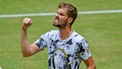 HALLE, GERMANY - JUNE 17: Oscar Otte of Germany celebrates winning his match against Karen Khachanov of Russia during day seven of the 29th Terra Wortmann Open at OWL-Arena on June 17, 2022 in Halle, Germany. (Photo by Thomas F. Starke/Getty Images)